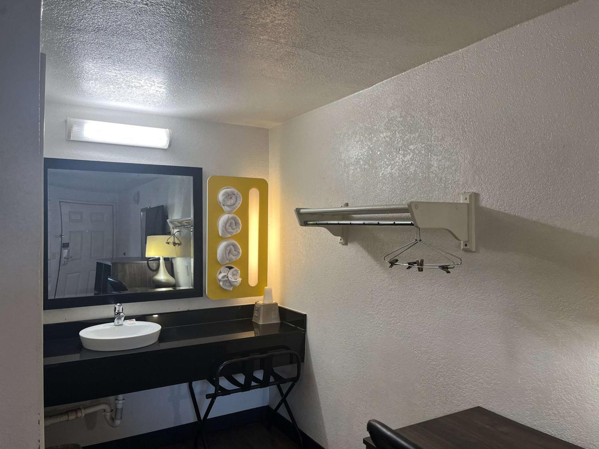 Hotel 6 Cross Lanes, Wv Goff Mountain Rd